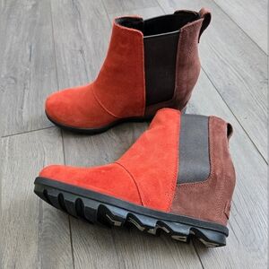 Sorel Joan Of Arctic Wedge II Chelsea boots in a red and brown suede colorblock
